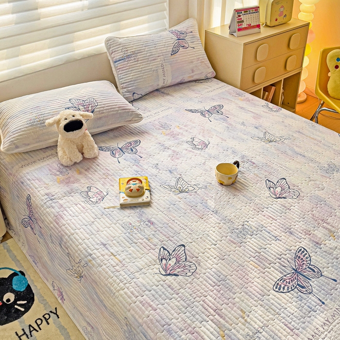 91家纺网 家纺一手货源 找家纺 金鑫汇家纺 2025新款全棉绗缝夹棉印花床盖 梦蝶