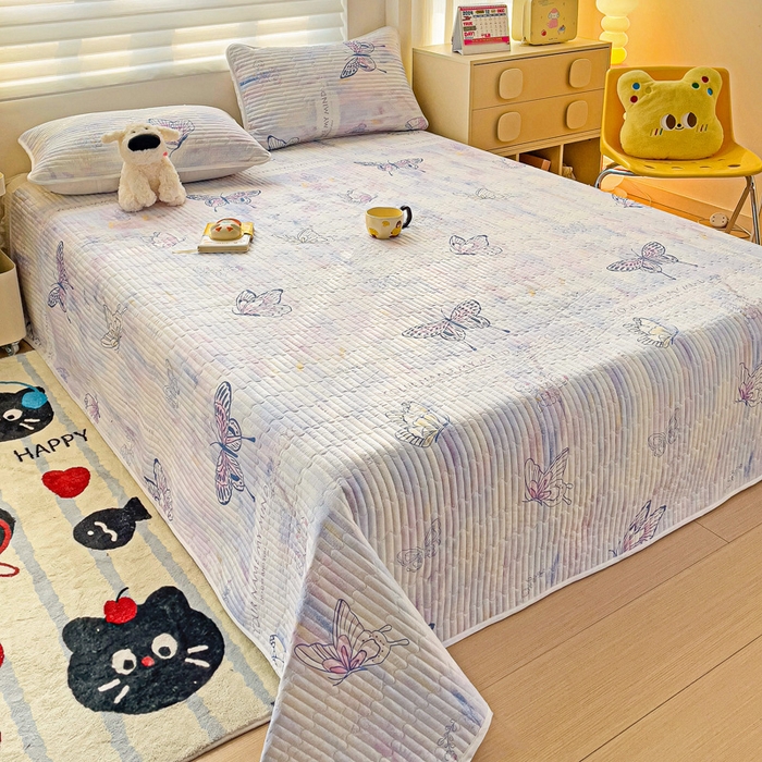 91家纺网 家纺一手货源 找家纺 金鑫汇家纺 2025新款全棉绗缝夹棉印花床盖 梦蝶