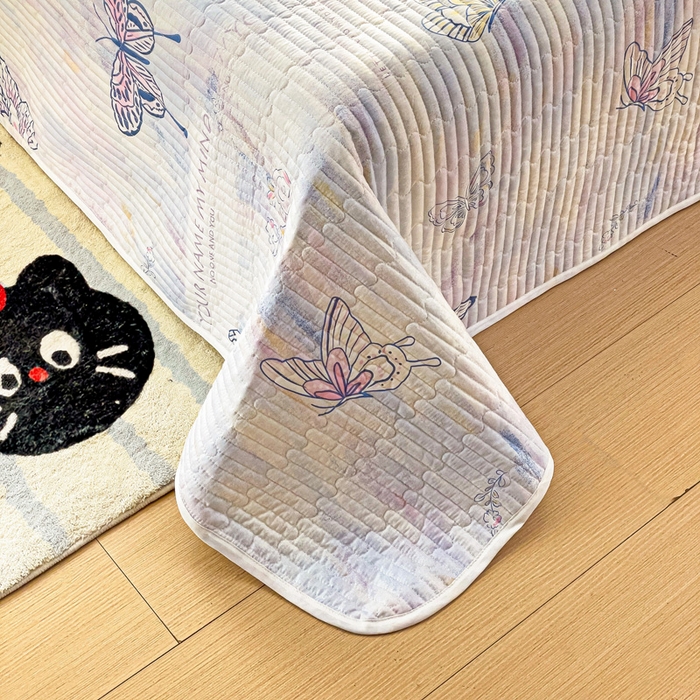 91家纺网 家纺一手货源 找家纺 金鑫汇家纺 2025新款全棉绗缝夹棉印花床盖 梦蝶