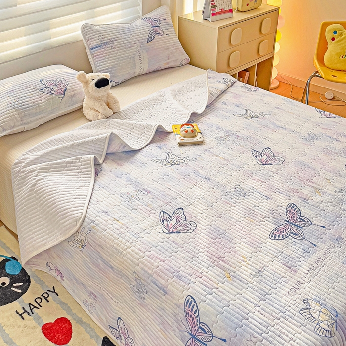 91家纺网 家纺一手货源 找家纺 金鑫汇家纺 2025新款全棉绗缝夹棉印花床盖 梦蝶