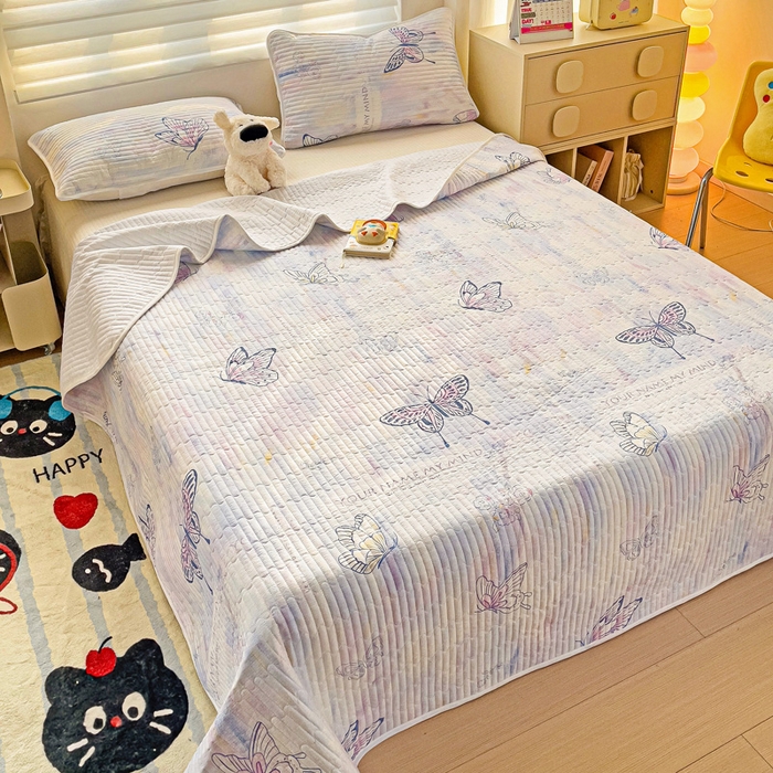 91家纺网 家纺一手货源 找家纺 金鑫汇家纺 2025新款全棉绗缝夹棉印花床盖 梦蝶