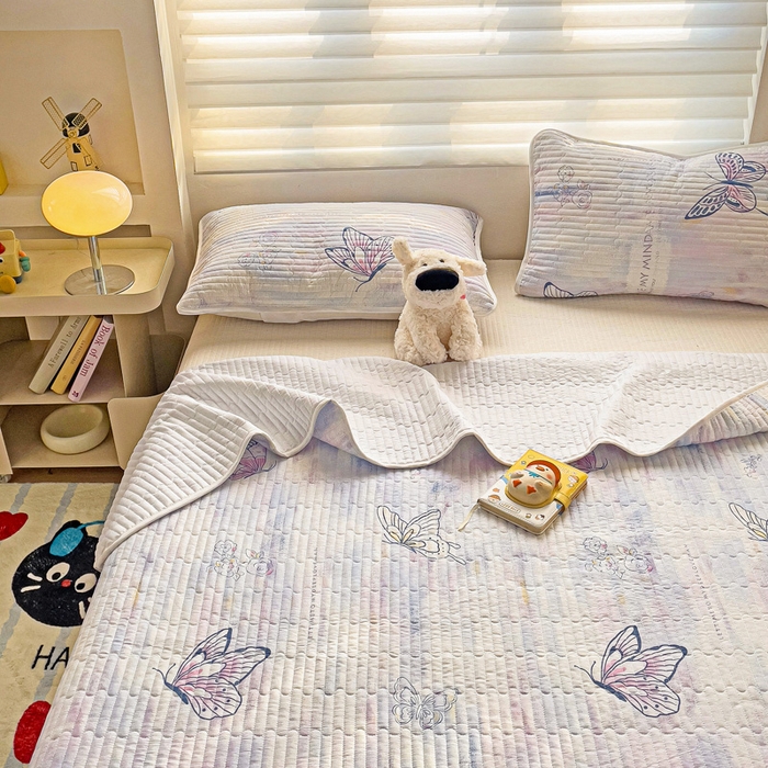 91家纺网 家纺一手货源 找家纺 金鑫汇家纺 2025新款全棉绗缝夹棉印花床盖 梦蝶