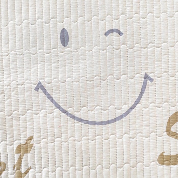 91家纺网 家纺一手货源 找家纺 金鑫汇家纺 2025新款全棉绗缝夹棉印花床盖 奶油粉