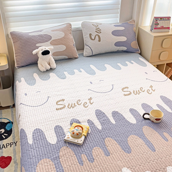 91家纺网 家纺一手货源 找家纺 金鑫汇家纺 2025新款全棉绗缝夹棉印花床盖 奶油粉