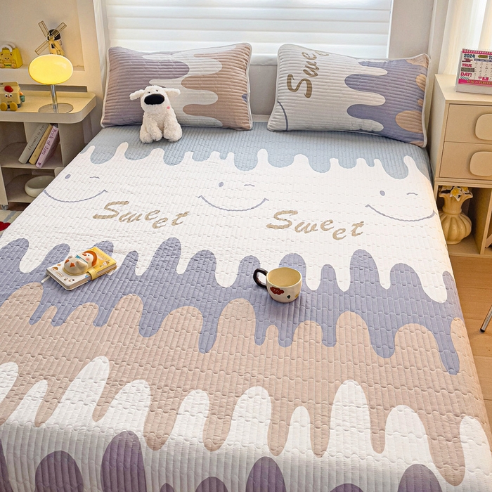 91家纺网 家纺一手货源 找家纺 金鑫汇家纺 2025新款全棉绗缝夹棉印花床盖 奶油粉