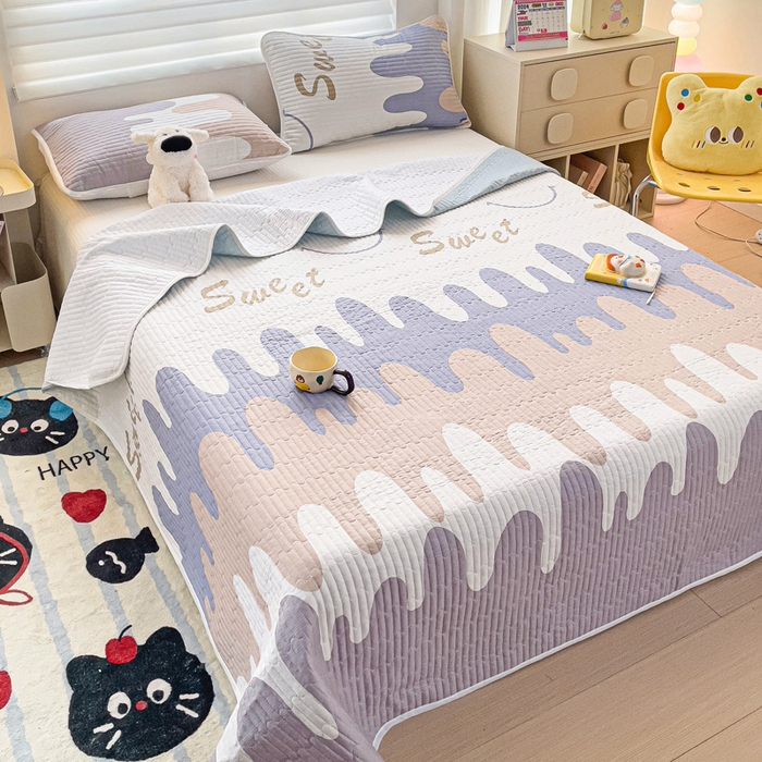 91家纺网 家纺一手货源 找家纺 金鑫汇家纺 2025新款全棉绗缝夹棉印花床盖 奶油粉