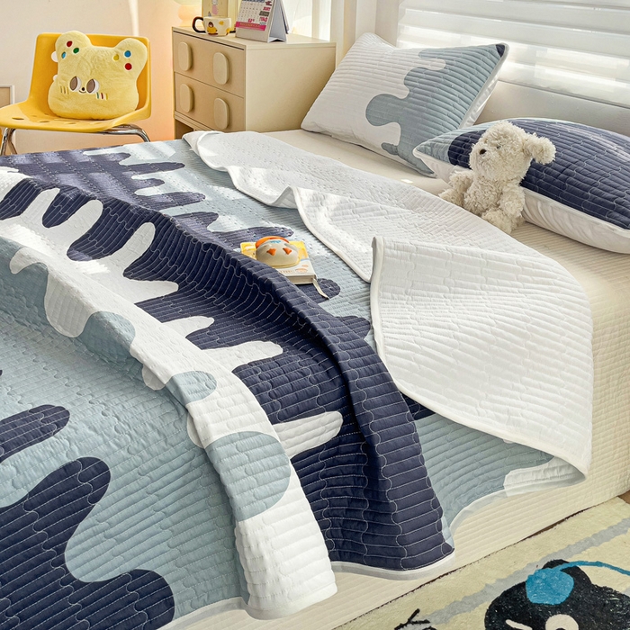 91家纺网 家纺一手货源 找家纺 金鑫汇家纺 2025新款全棉绗缝夹棉印花床盖 奶油蓝