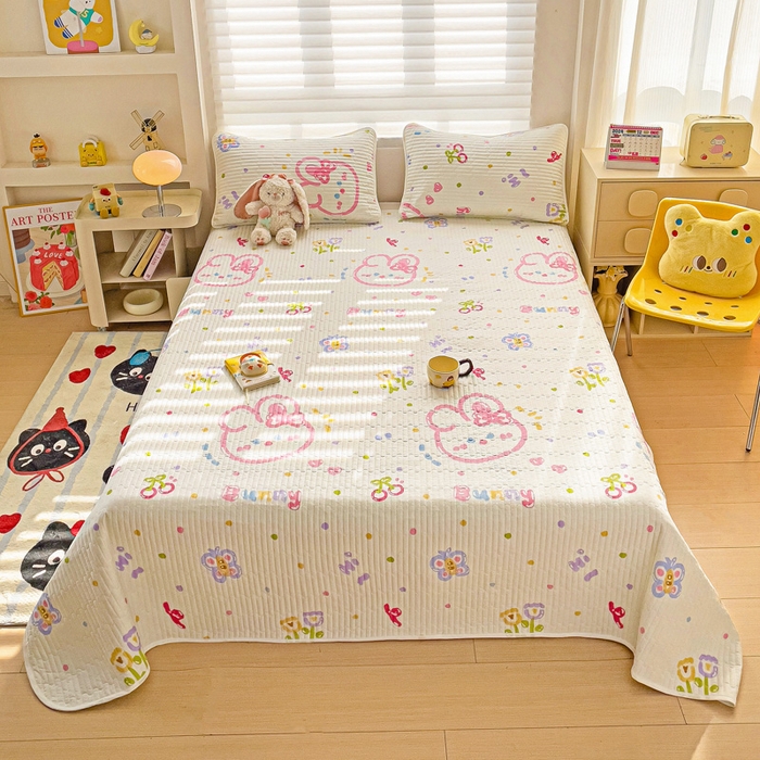 91家纺网 家纺一手货源 找家纺 金鑫汇家纺 2025新款全棉绗缝夹棉印花床盖 奇趣小兔