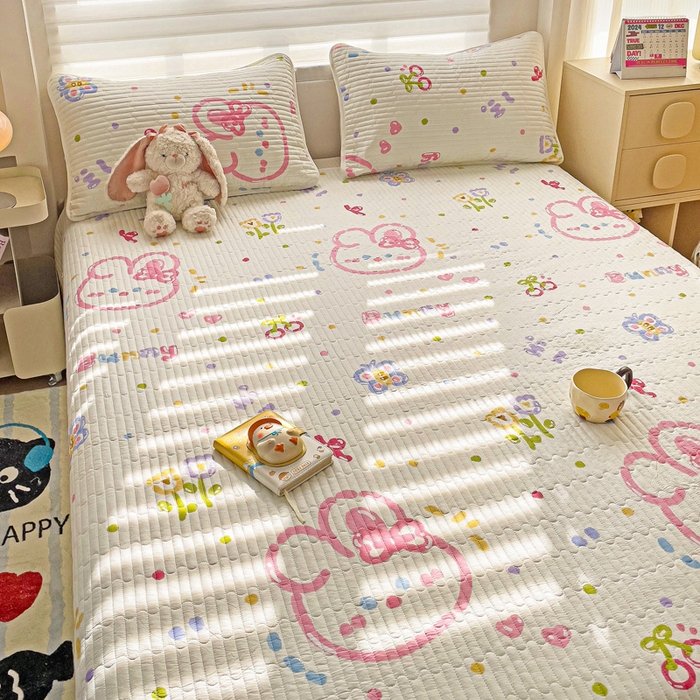 91家纺网 家纺一手货源 找家纺 金鑫汇家纺 2025新款全棉绗缝夹棉印花床盖 奇趣小兔