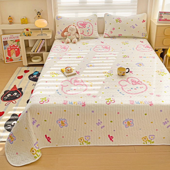 91家纺网 家纺一手货源 找家纺 金鑫汇家纺 2025新款全棉绗缝夹棉印花床盖 奇趣小兔