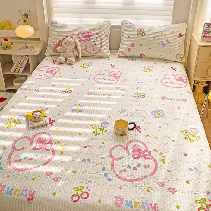 91家纺网 家纺一手货源 找家纺 金鑫汇家纺 2025新款全棉绗缝夹棉印花床盖 奇趣小兔