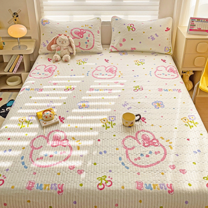 91家纺网 家纺一手货源 找家纺 金鑫汇家纺 2025新款全棉绗缝夹棉印花床盖 奇趣小兔