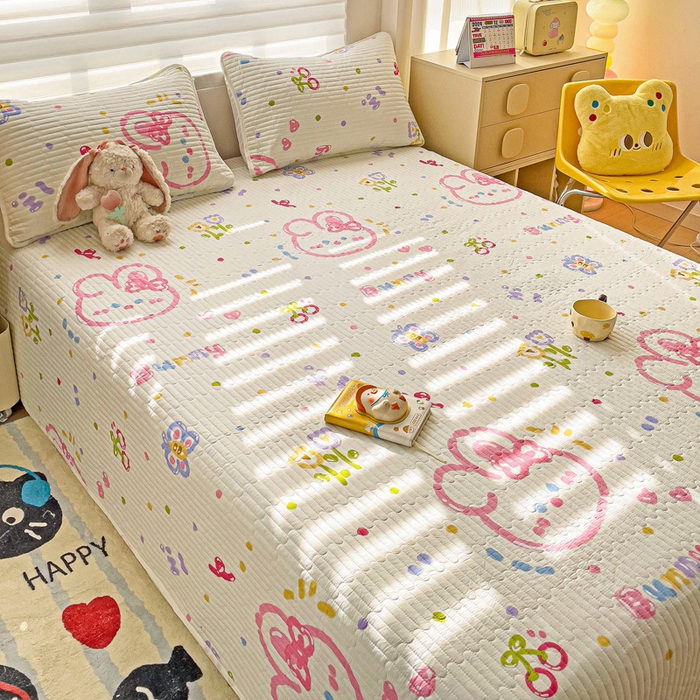 91家纺网 家纺一手货源 找家纺 金鑫汇家纺 2025新款全棉绗缝夹棉印花床盖 奇趣小兔