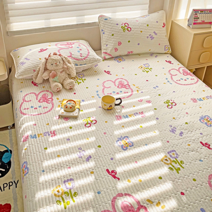 91家纺网 家纺一手货源 找家纺 金鑫汇家纺 2025新款全棉绗缝夹棉印花床盖 奇趣小兔