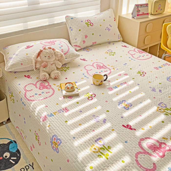 91家纺网 家纺一手货源 找家纺 金鑫汇家纺 2025新款全棉绗缝夹棉印花床盖 奇趣小兔