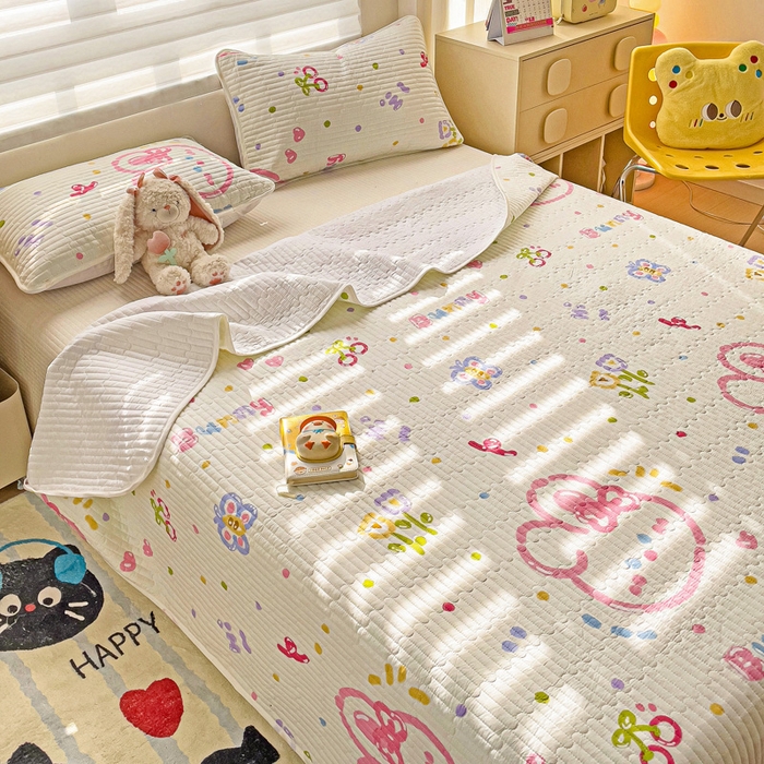 91家纺网 家纺一手货源 找家纺 金鑫汇家纺 2025新款全棉绗缝夹棉印花床盖 奇趣小兔