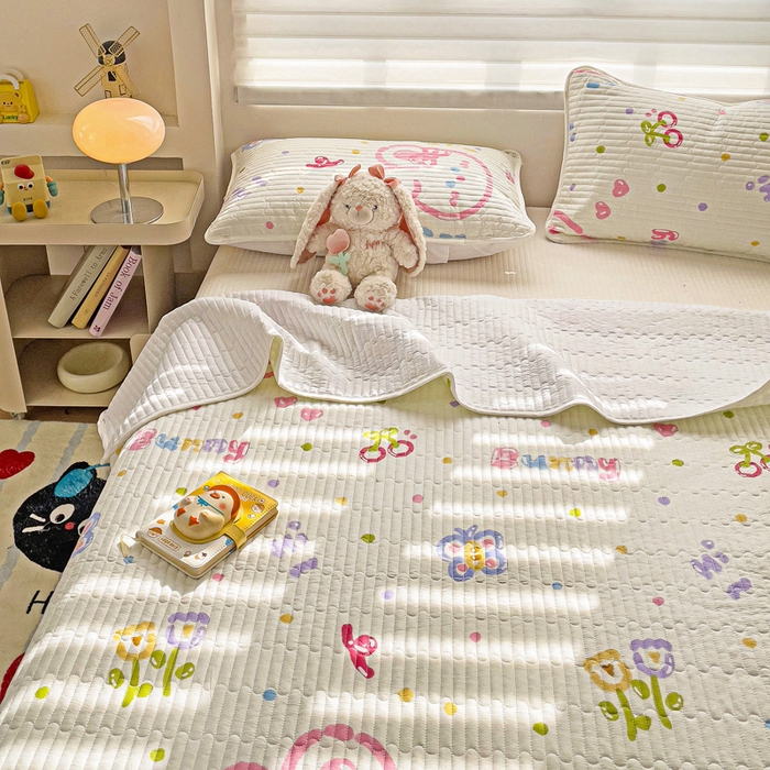 91家纺网 家纺一手货源 找家纺 金鑫汇家纺 2025新款全棉绗缝夹棉印花床盖 奇趣小兔