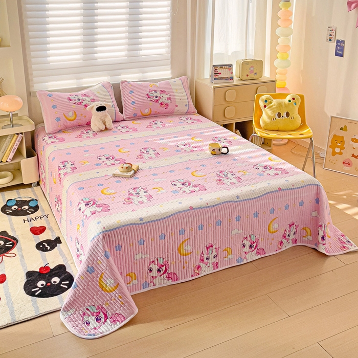 91家纺网 家纺一手货源 找家纺 金鑫汇家纺 2025新款全棉绗缝夹棉印花床盖 小马莉儿