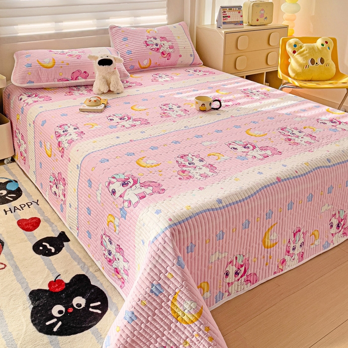 91家纺网 家纺一手货源 找家纺 金鑫汇家纺 2025新款全棉绗缝夹棉印花床盖 小马莉儿