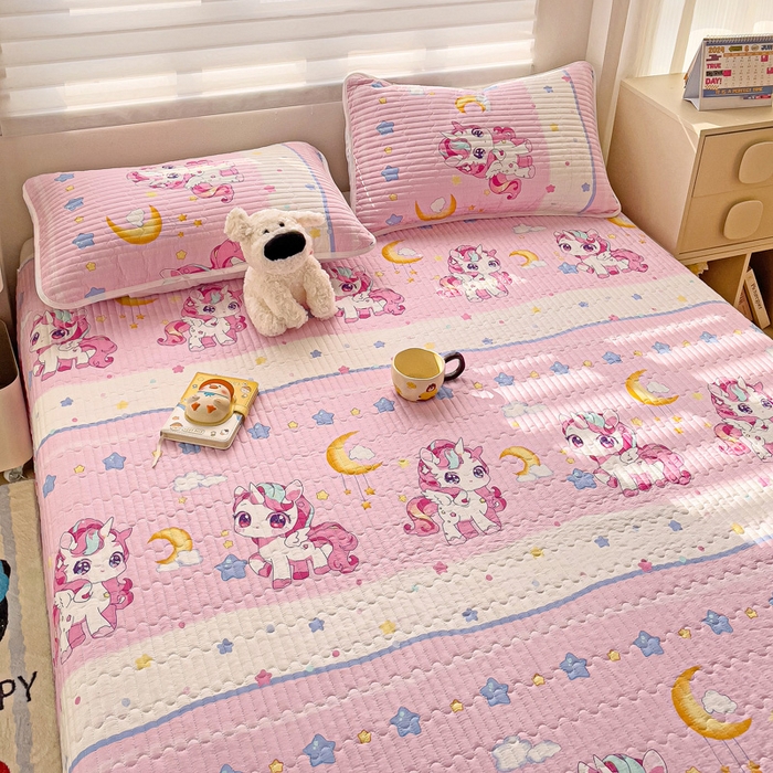 91家纺网 家纺一手货源 找家纺 金鑫汇家纺 2025新款全棉绗缝夹棉印花床盖 小马莉儿