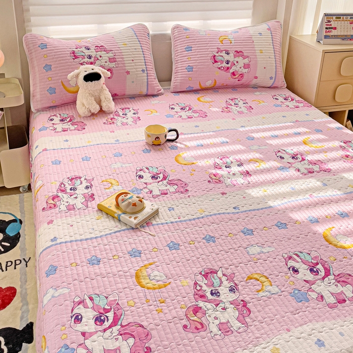 91家纺网 家纺一手货源 找家纺 金鑫汇家纺 2025新款全棉绗缝夹棉印花床盖 小马莉儿