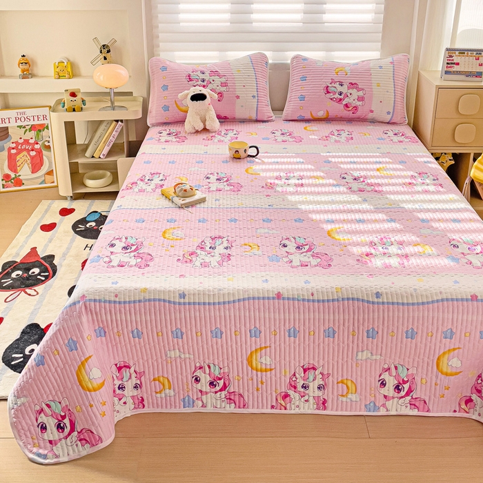 91家纺网 家纺一手货源 找家纺 金鑫汇家纺 2025新款全棉绗缝夹棉印花床盖 小马莉儿