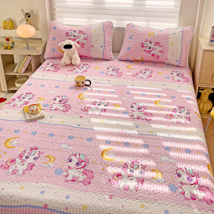 91家纺网 家纺一手货源 找家纺 金鑫汇家纺 2025新款全棉绗缝夹棉印花床盖 小马莉儿