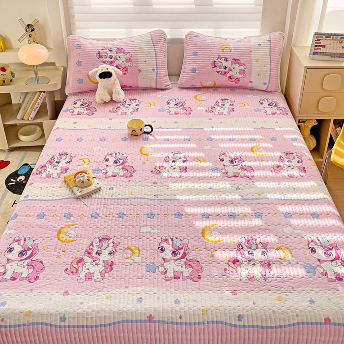 91家纺网 家纺一手货源 找家纺 金鑫汇家纺 2025新款全棉绗缝夹棉印花床盖 小马莉儿