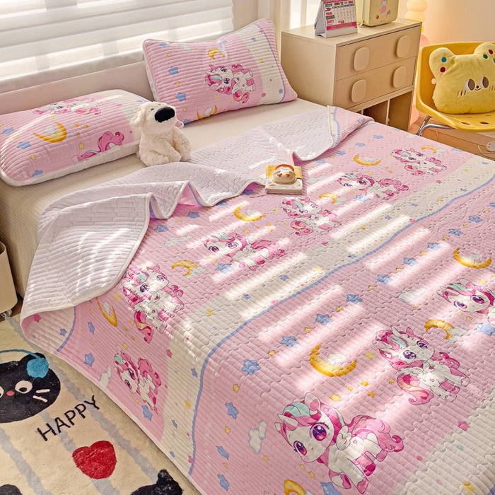 91家纺网 家纺一手货源 找家纺 金鑫汇家纺 2025新款全棉绗缝夹棉印花床盖 小马莉儿