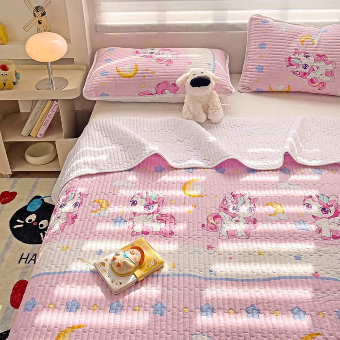 91家纺网 家纺一手货源 找家纺 金鑫汇家纺 2025新款全棉绗缝夹棉印花床盖 小马莉儿