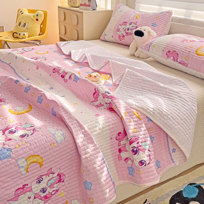 91家纺网 家纺一手货源 找家纺 金鑫汇家纺 2025新款全棉绗缝夹棉印花床盖 小马莉儿