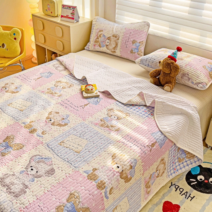 金鑫汇家纺 2025新款全棉绗缝夹棉印花床盖 熊熊精灵