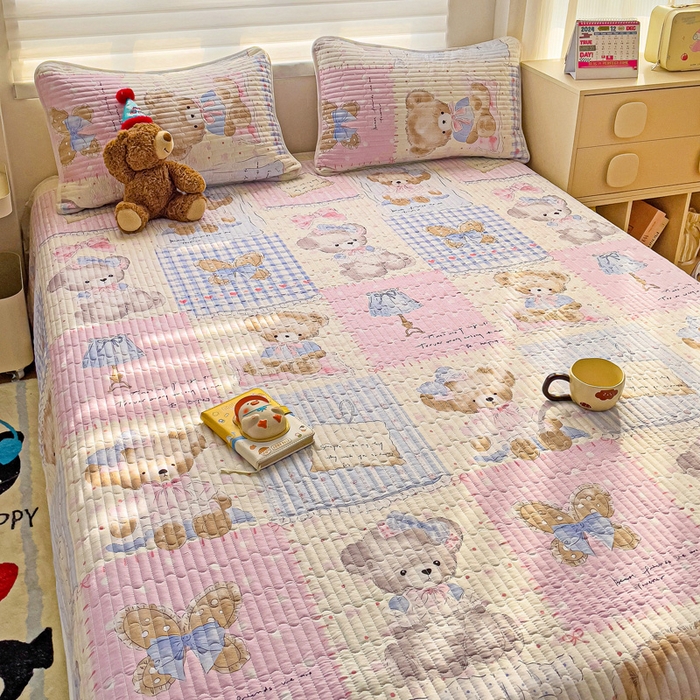 91家纺网 家纺一手货源 找家纺 金鑫汇家纺 2025新款全棉绗缝夹棉印花床盖 熊熊精灵