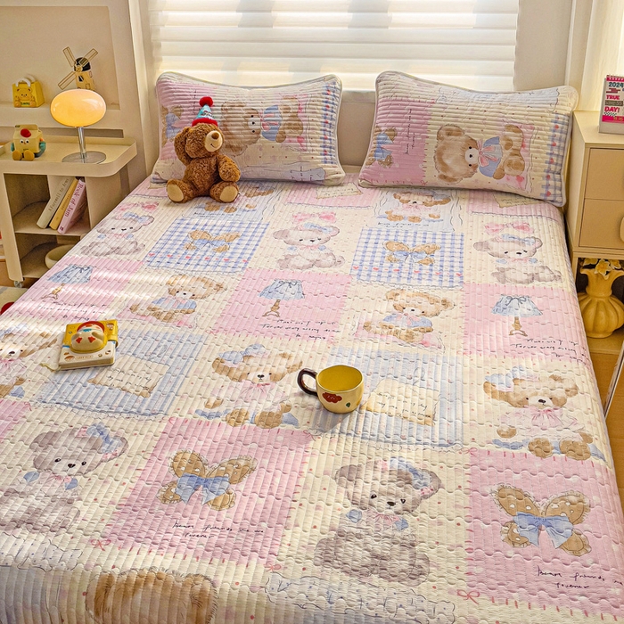 91家纺网 家纺一手货源 找家纺 金鑫汇家纺 2025新款全棉绗缝夹棉印花床盖 熊熊精灵