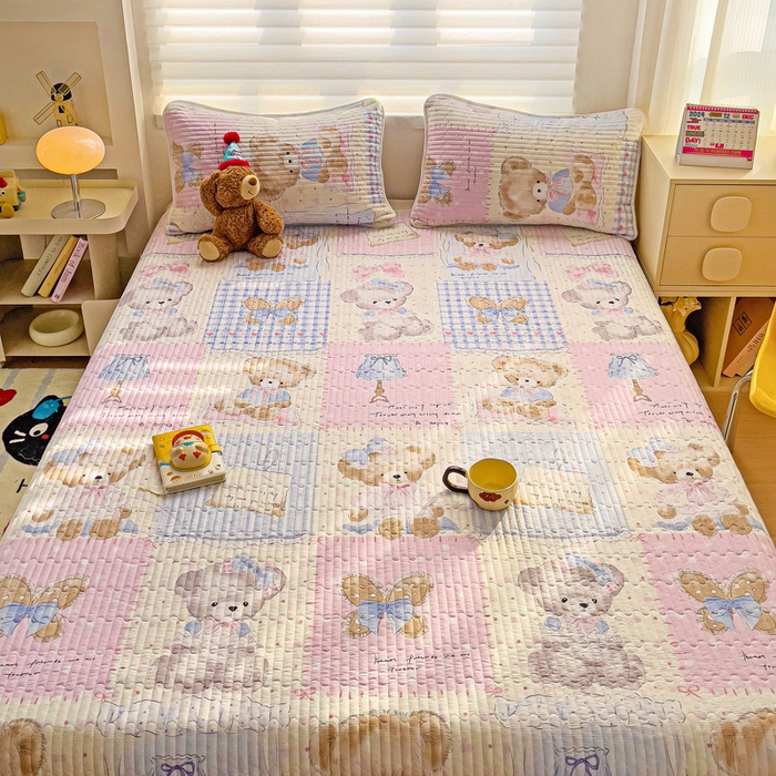 91家纺网 家纺一手货源 找家纺 金鑫汇家纺 2025新款全棉绗缝夹棉印花床盖 熊熊精灵