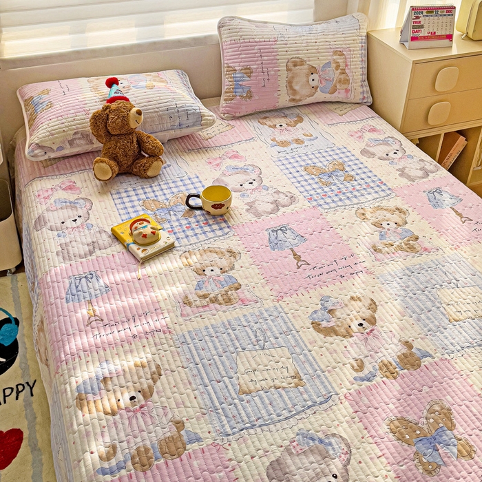 91家纺网 家纺一手货源 找家纺 金鑫汇家纺 2025新款全棉绗缝夹棉印花床盖 熊熊精灵