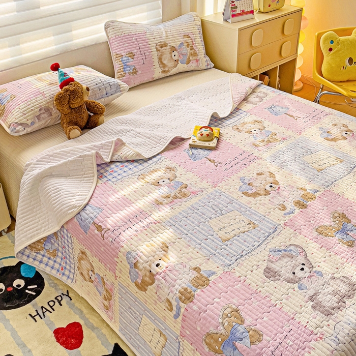 91家纺网 家纺一手货源 找家纺 金鑫汇家纺 2025新款全棉绗缝夹棉印花床盖 熊熊精灵