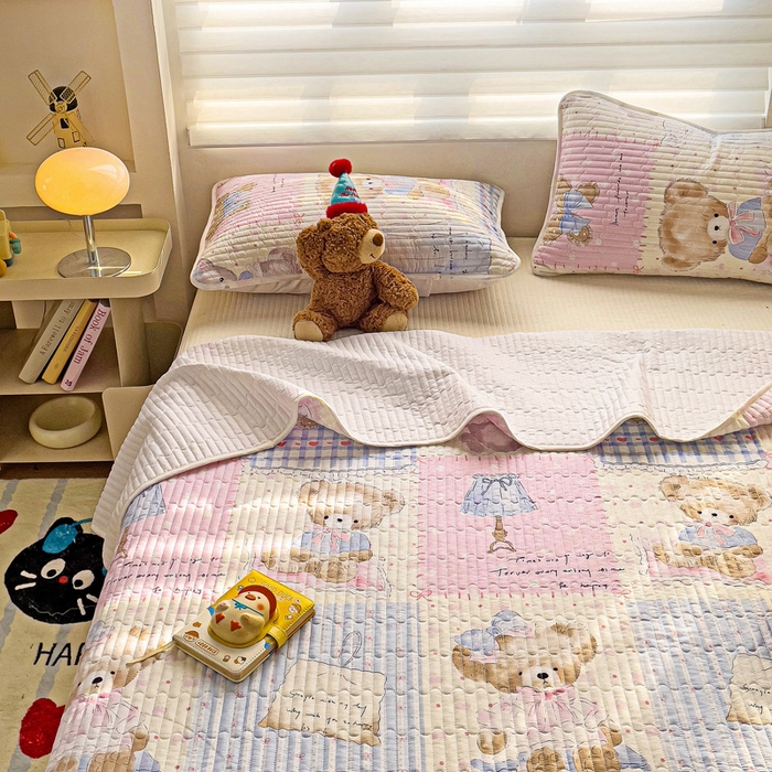 91家纺网 家纺一手货源 找家纺 金鑫汇家纺 2025新款全棉绗缝夹棉印花床盖 熊熊精灵