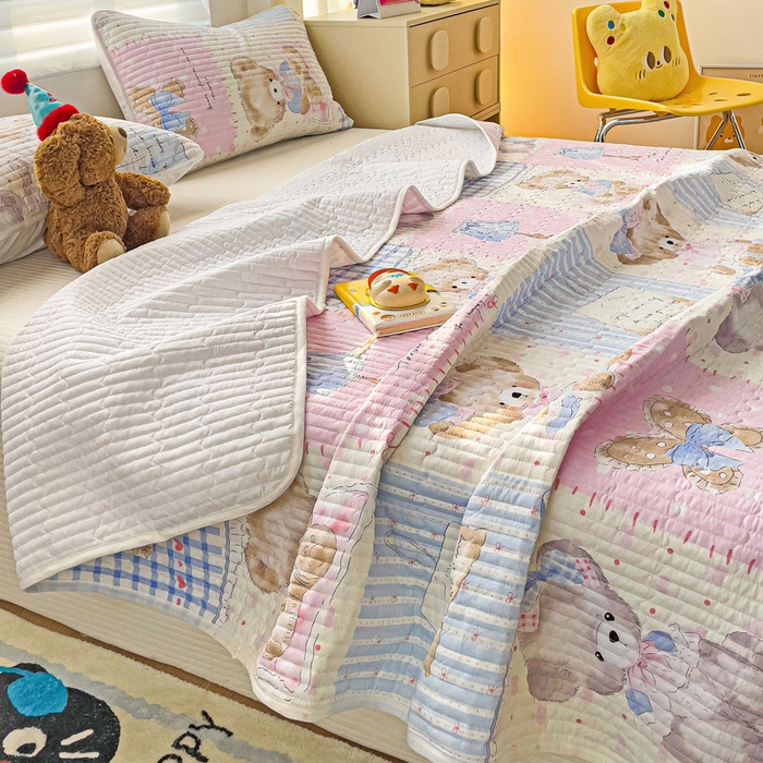 91家纺网 家纺一手货源 找家纺 金鑫汇家纺 2025新款全棉绗缝夹棉印花床盖 熊熊精灵