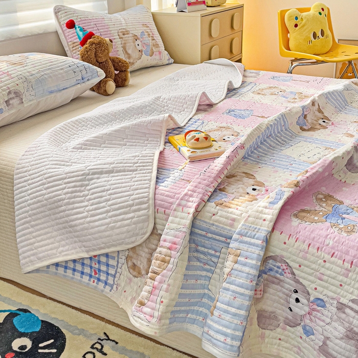 91家纺网 家纺一手货源 找家纺 金鑫汇家纺 2025新款全棉绗缝夹棉印花床盖 熊熊精灵