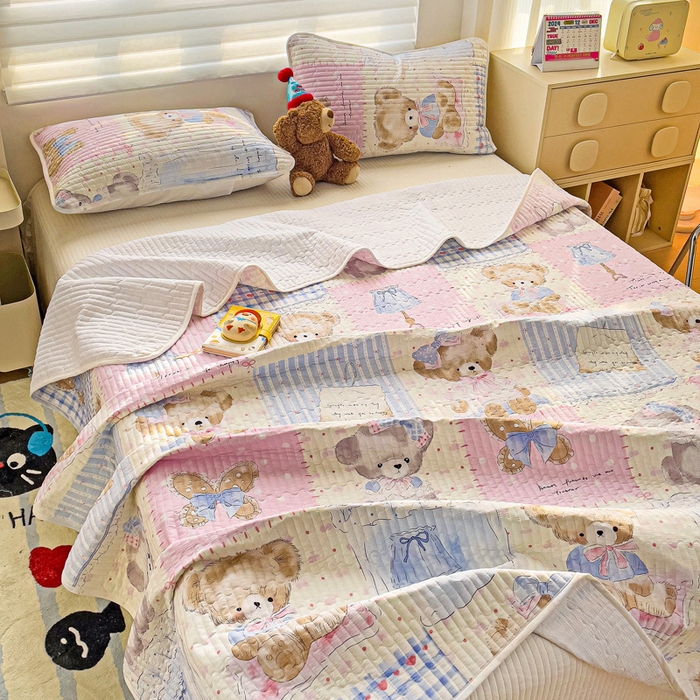 91家纺网 家纺一手货源 找家纺 金鑫汇家纺 2025新款全棉绗缝夹棉印花床盖 熊熊精灵