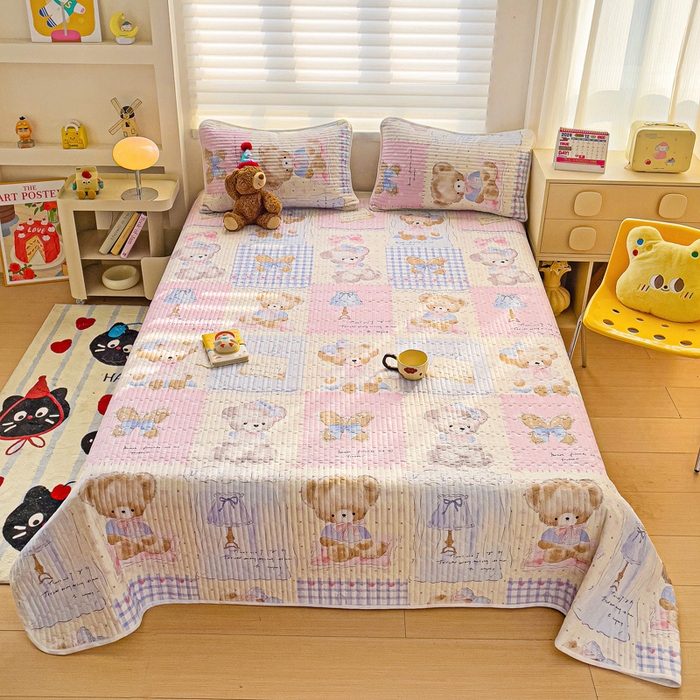 91家纺网 家纺一手货源 找家纺 金鑫汇家纺 2025新款全棉绗缝夹棉印花床盖 熊熊精灵