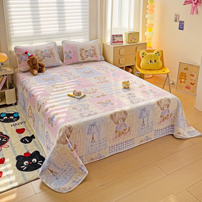 91家纺网 家纺一手货源 找家纺 金鑫汇家纺 2025新款全棉绗缝夹棉印花床盖 熊熊精灵