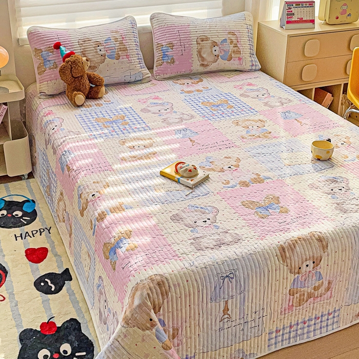 91家纺网 家纺一手货源 找家纺 金鑫汇家纺 2025新款全棉绗缝夹棉印花床盖 熊熊精灵