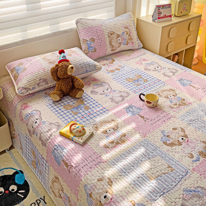 91家纺网 家纺一手货源 找家纺 金鑫汇家纺 2025新款全棉绗缝夹棉印花床盖 熊熊精灵