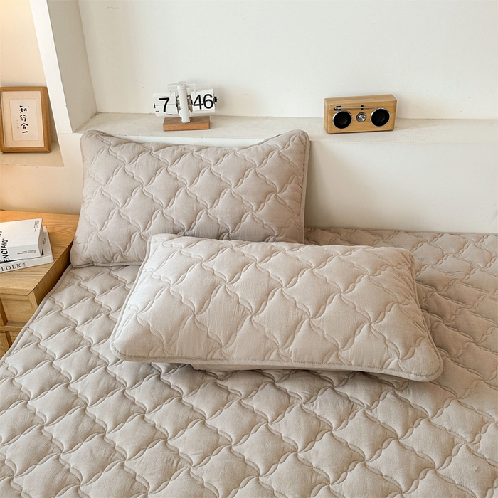 91家纺网 家纺一手货源 找家纺 3C 2025新款全棉水洗棉抗菌夹棉床垫褥子床护垫 波浪格-浅卡其