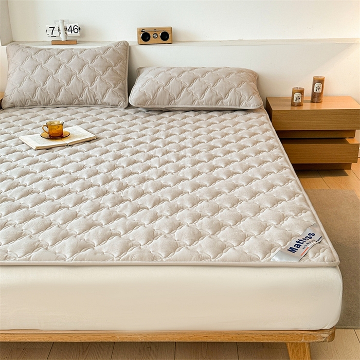 91家纺网 家纺一手货源 找家纺 3C 2025新款全棉水洗棉抗菌夹棉床垫褥子床护垫 波浪格-浅卡其