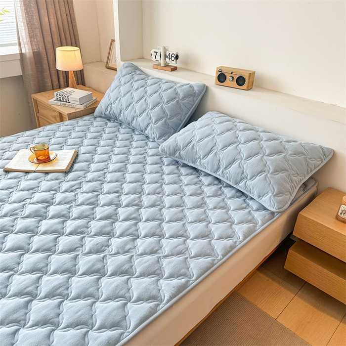 91家纺网 家纺一手货源 找家纺 3C 2025新款全棉水洗棉抗菌夹棉床垫褥子床护垫 波浪格-天空蓝