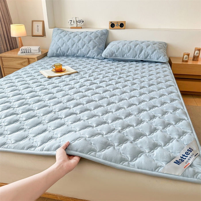 91家纺网 家纺一手货源 找家纺 3C 2025新款全棉水洗棉抗菌夹棉床垫褥子床护垫 波浪格-天空蓝