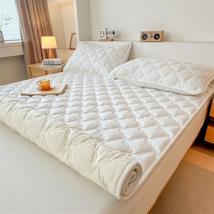 91家纺网 家纺一手货源 找家纺 3C 2025新款全棉水洗棉抗菌夹棉床垫褥子床护垫 波浪格-云朵白